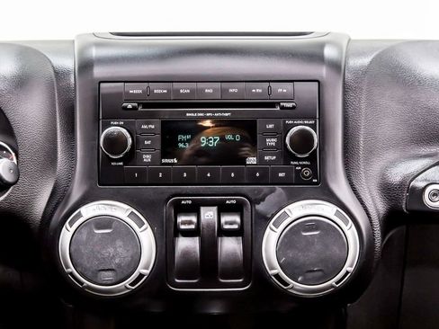 Used 2017 Jeep Wrangler Sahara image 18