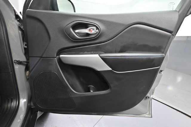 Used 2019 Jeep Cherokee Latitude AWD/4WD image 35