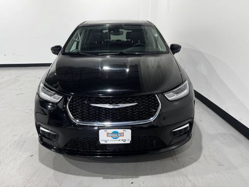Used 2024 Chrysler Pacifica Touring-L FWD image 11
