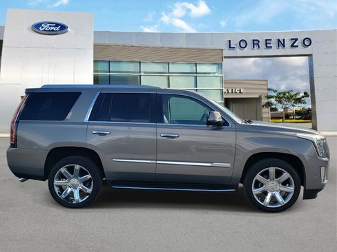 Used 2018 Cadillac Escalade Luxury image 4