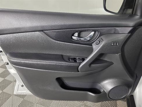 Used 2018 Nissan Rogue SL w/ Premium Package FWD image 39