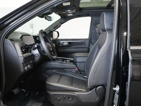 Used 2025 Chevrolet Suburban Premier AWD/4WD image 11
