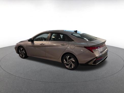 Used 2025 Hyundai Elantra SEL image 10