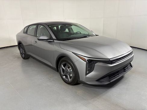 Used 2025 Kia K4 FWD image 2
