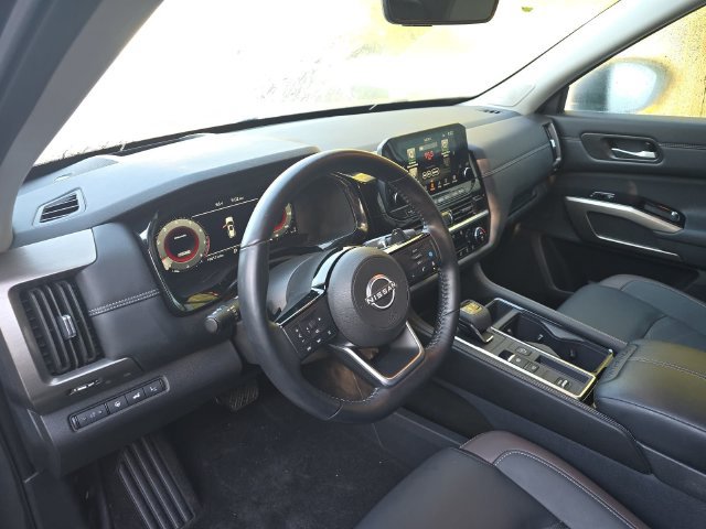 Used 2025 Nissan Pathfinder Platinum FWD image 14