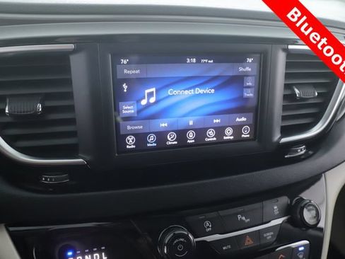 Used 2020 Chrysler Pacifica Touring-L FWD image 5