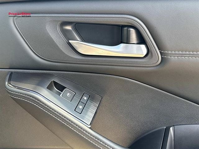 Certified 2025 Nissan Rogue SL AWD/4WD image 13