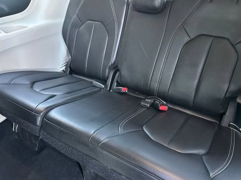 Used 2022 Chrysler Pacifica Touring-L FWD image 18