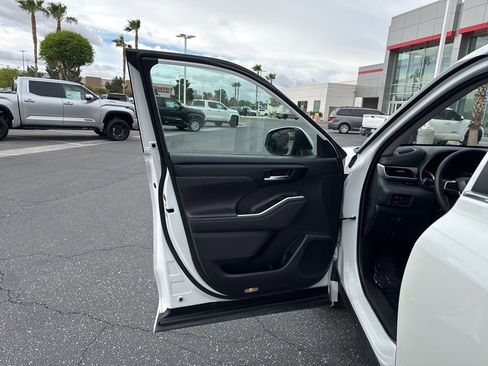 Used 2023 Toyota Highlander XLE image 12