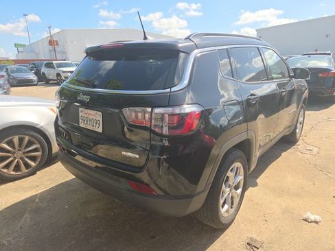 Used 2025 Jeep Compass Latitude w/ Sun & Sound Group AWD/4WD image 9