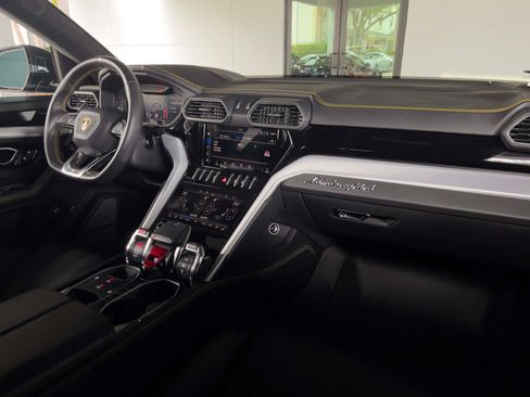 Used 2020 Lamborghini Urus AWD/4WD image 23