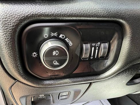 Used 2025 RAM 1500 Laramie AWD/4WD image 31