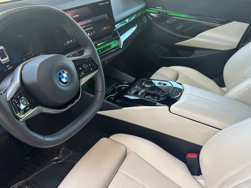 Used 2024 BMW i5 eDrive40i w/ Premium Package RWD image 11