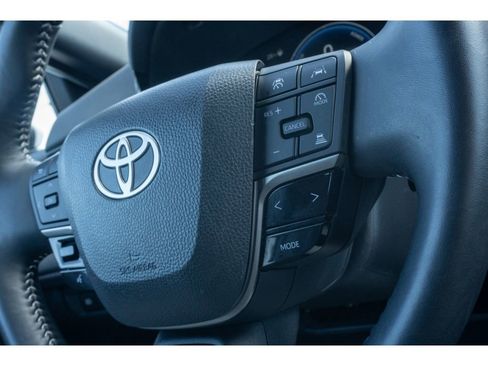 Used 2025 Toyota Camry SE image 27