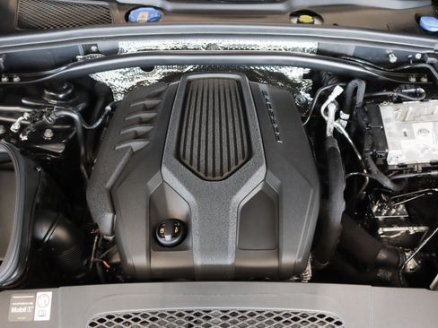 Certified 2026 Porsche Macan AWD/4WD image 27