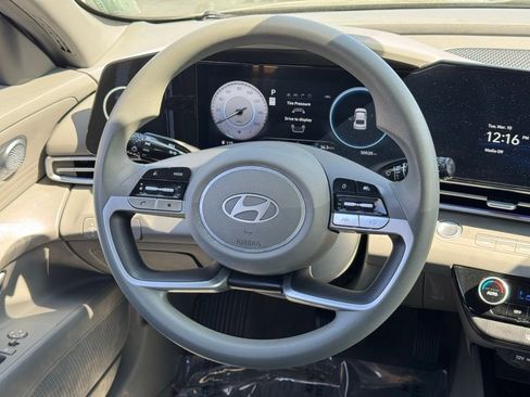 Used 2024 Hyundai Elantra SEL image 17