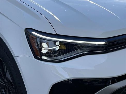 Used 2025 Volkswagen Taos SE image 10