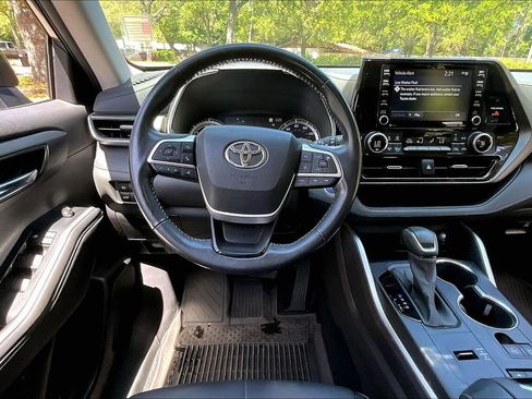 Used 2022 Toyota Highlander XLE image 8