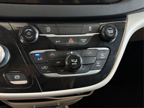 Used 2023 Chrysler Voyager LX FWD image 35