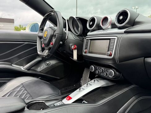Used 2015 Ferrari California T RWD image 28