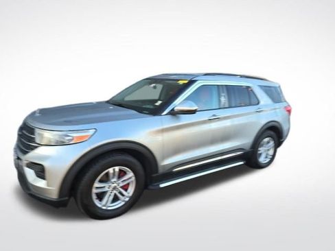 Used 2022 Ford Explorer XLT image 3