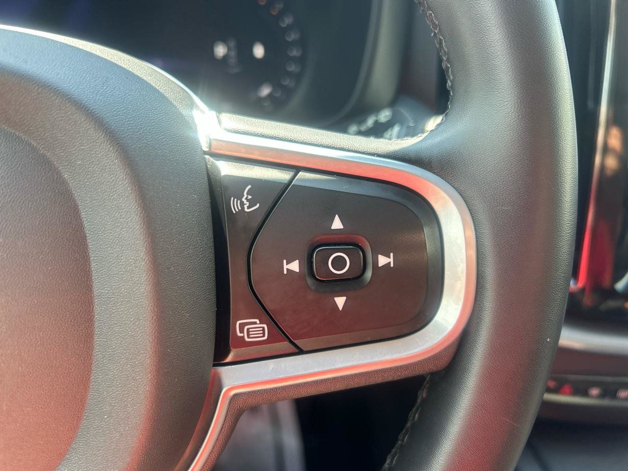 Used 2022 Volvo XC60 B5 Momentum AWD/4WD image 17