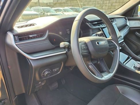 Used 2023 Jeep Grand Cherokee L Laredo image 11