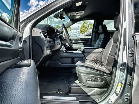 Used 2024 GMC Yukon XL Denali image 2