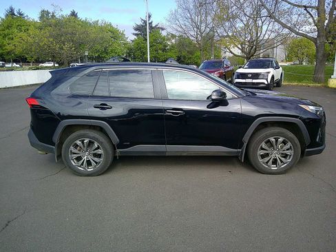 Used 2022 Toyota RAV4 XLE Premium image 6
