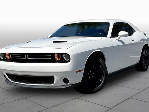 Used 2019 Dodge Challenger SXT RWD image 1
