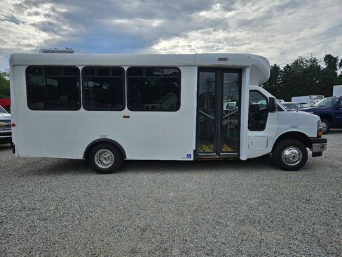 Used 2018 Chevrolet Express 4500 w/ Shuttle Bus Package RWD image 8
