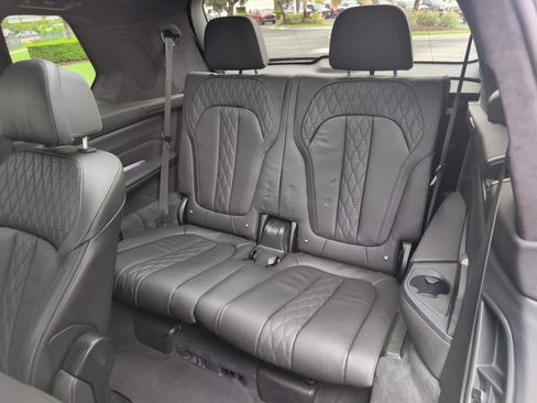 Used 2021 BMW X7 xDrive40i w/ M Sport Package AWD/4WD image 32