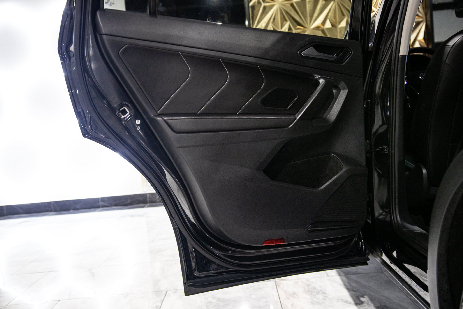 Used 2024 Volkswagen Tiguan SE AWD/4WD image 23