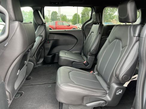 Used 2026 Chrysler Pacifica Select AWD/4WD image 4
