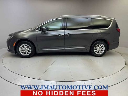 Used 2020 Chrysler Pacifica Touring-L FWD image 2
