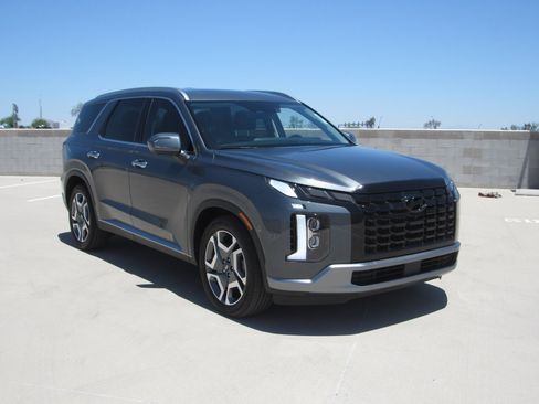 Used 2025 Hyundai Palisade SEL FWD image 2