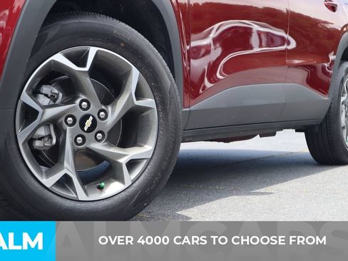 Used 2025 Chevrolet Trax LT w/ LT Convenience Package FWD image 3