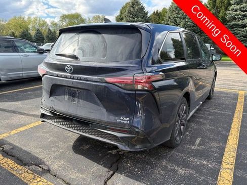 Used 2021 Toyota Sienna XSE FWD image 6