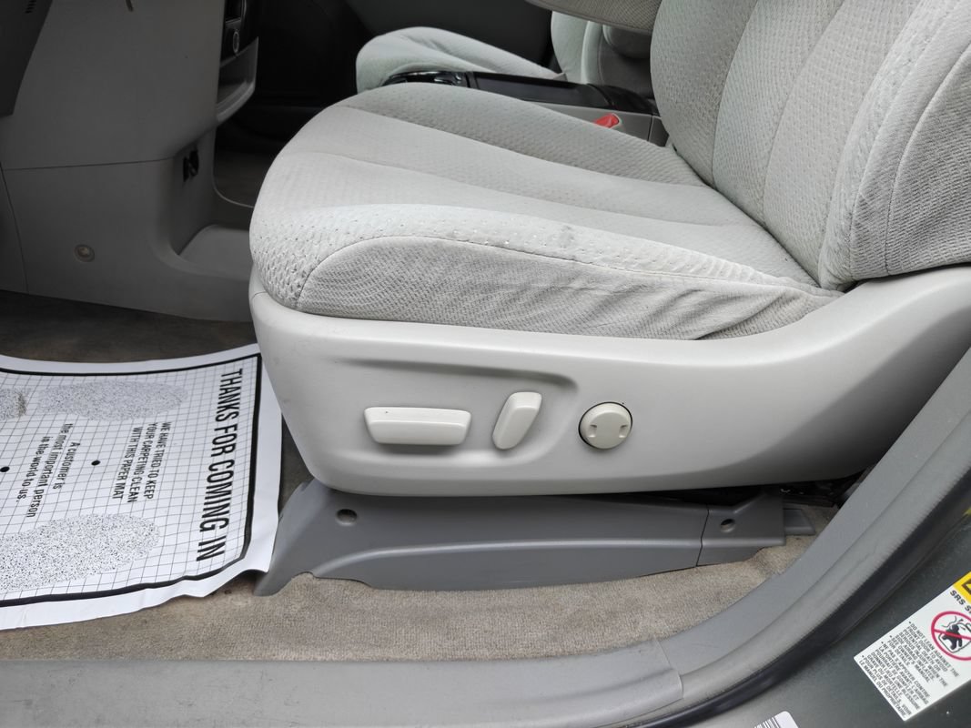 Used 2011 Toyota Sienna LE FWD image 21