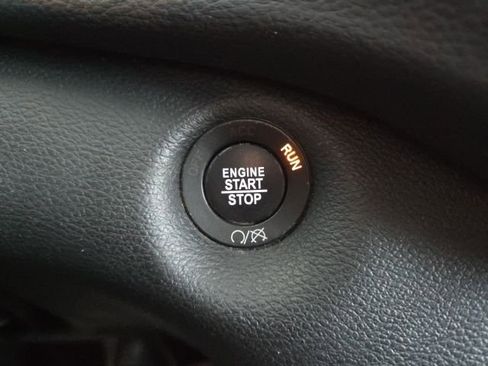 Used 2019 Jeep Cherokee Latitude w/ Comfort & Convenience Group image 12