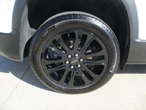 Used 2023 GMC Acadia SLE w/ Driver Convenience Package image 12