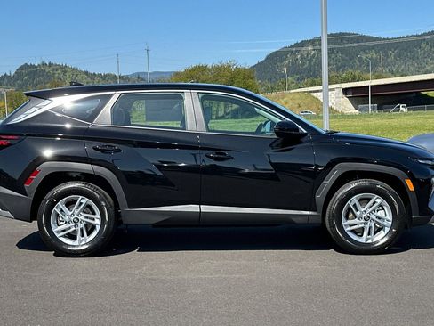 New 2025 Hyundai Tucson SE image 2