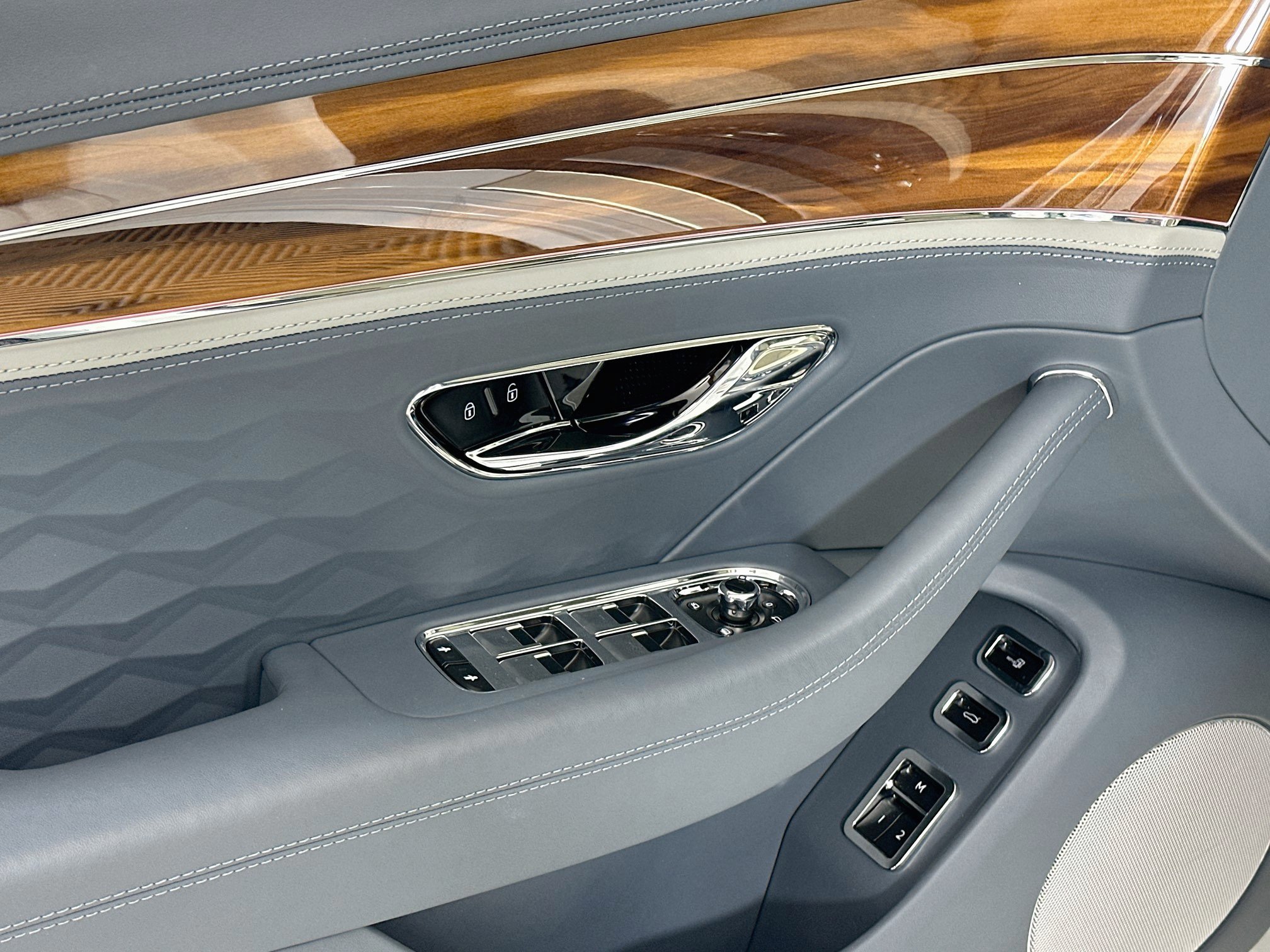Certified 2025 Bentley Flying Spur Plug-In Hybrid AWD/4WD image 18