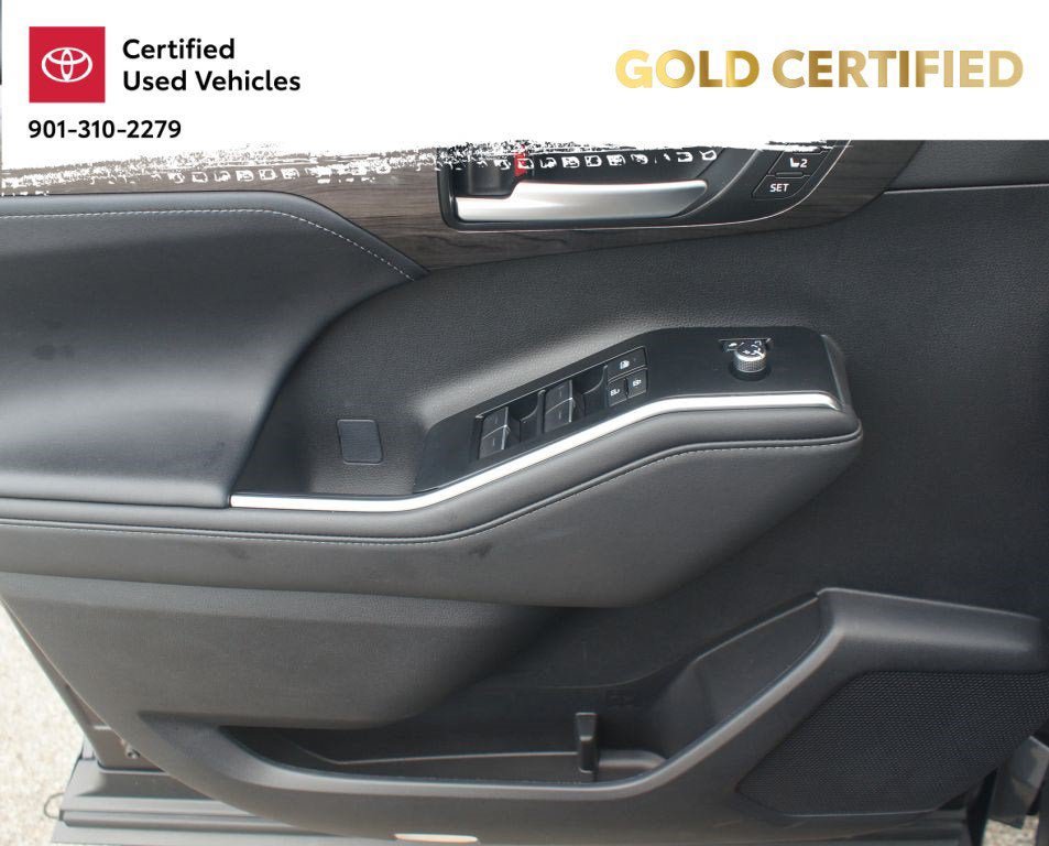 Used 2025 Toyota Highlander Limited AWD/4WD image 29