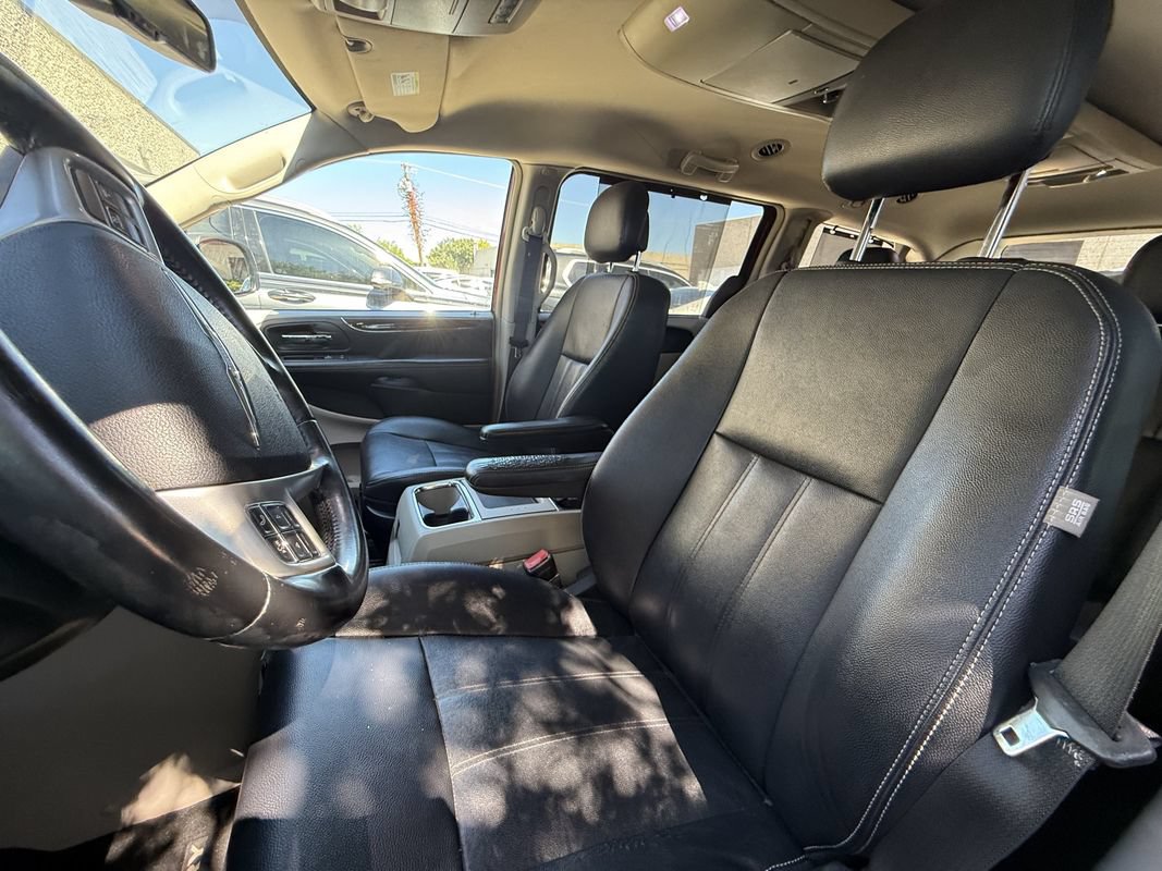 Used 2016 Chrysler Town & Country Touring FWD image 6