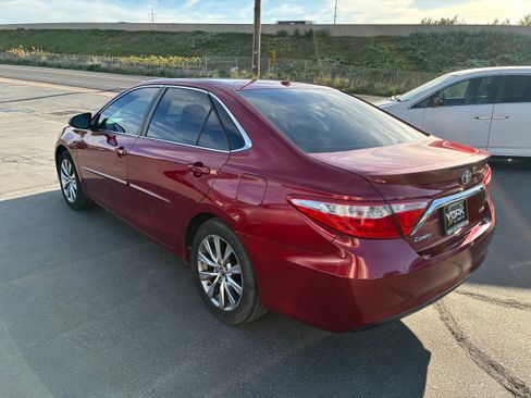 Used 2015 Toyota Camry XLE w/ Moonroof Package FWD image 3