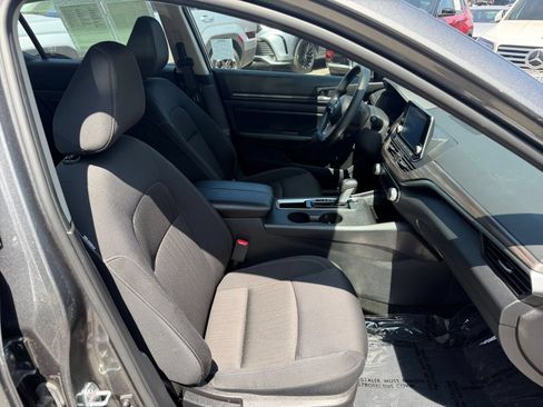 Used 2025 Nissan Altima 2.5 SV FWD image 36