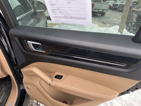 Used 2022 Porsche Cayenne image 9