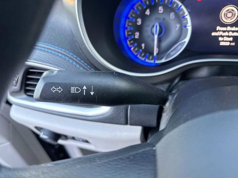 Used 2021 Chrysler Pacifica Touring image 25