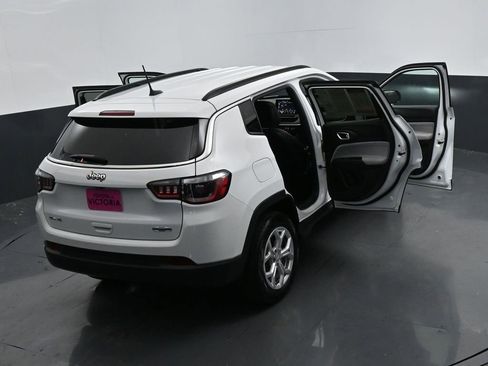 Used 2024 Jeep Compass Latitude image 23